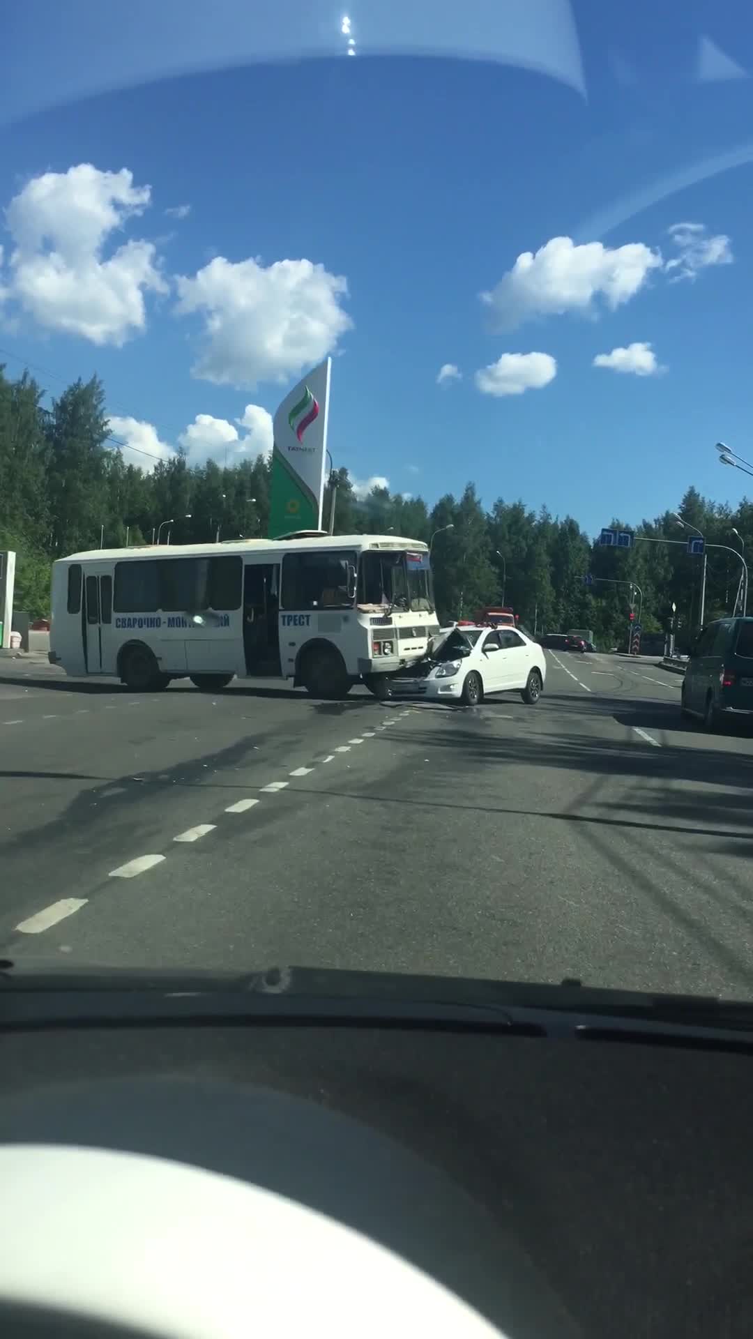 На Выборгском шоссе автобус столкнулся с иномаркой